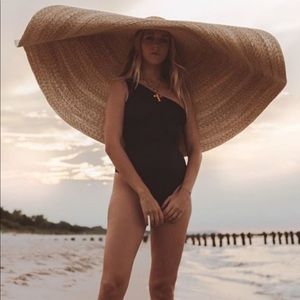 acquemus Maxi Straw Hat has a small tear